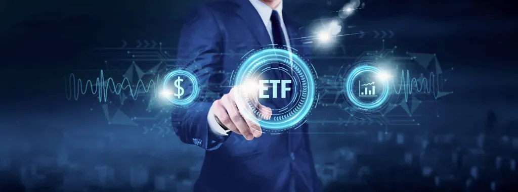 Męska dłoń wskazuje piktogram symbolizujący fundusze ETF